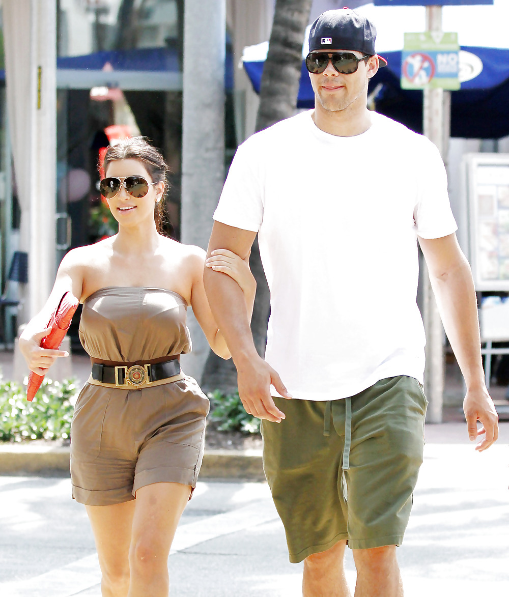 Kim Kardashian Longues Jambes Sur Déjeunant à Miami #3901962