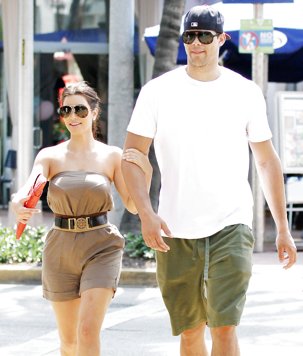 Kim kardashian leggy fuori a pranzo a miami
 #3901962