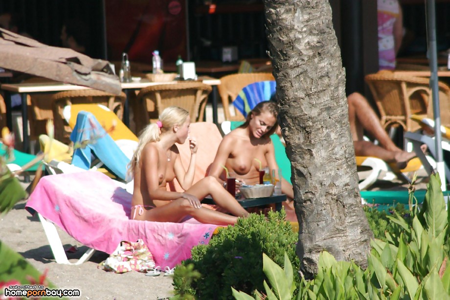 Un sacco di ragazze nude sulla spiaggia
 #12696213