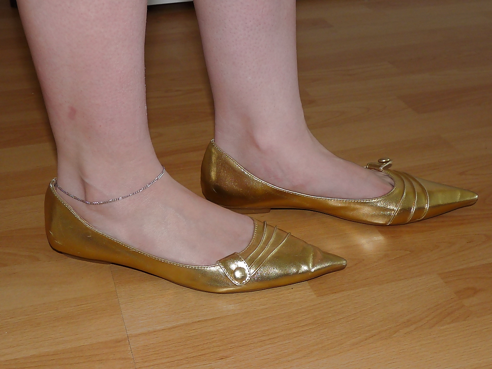 妻のゴールドのヒールのフラットなバレリーナの靴の足2
 #17411808
