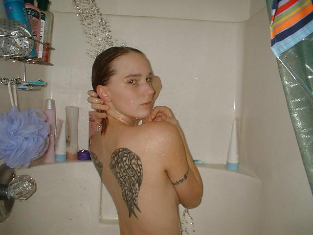 シャワーを浴びるタトゥーガール
 #12508136