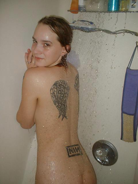 シャワーを浴びるタトゥーガール
 #12508146