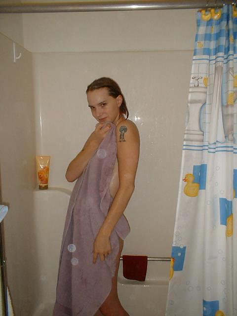 シャワーを浴びるタトゥーガール
 #12508162