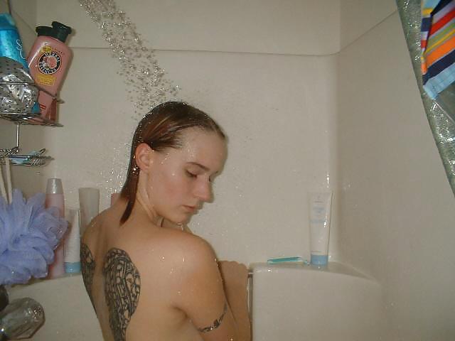 シャワーを浴びるタトゥーガール
 #12508164