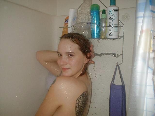 シャワーを浴びるタトゥーガール
 #12508171
