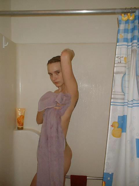 シャワーを浴びるタトゥーガール
 #12508194