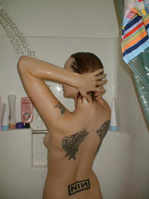 シャワーを浴びるタトゥーガール
 #12508200
