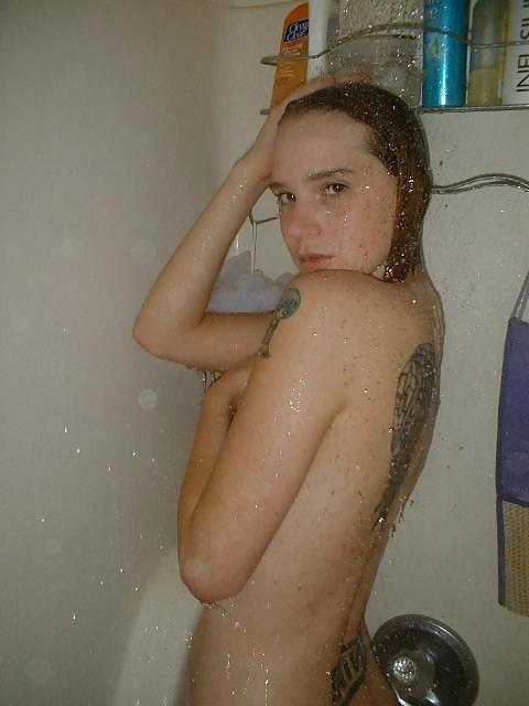 シャワーを浴びるタトゥーガール
 #12508209