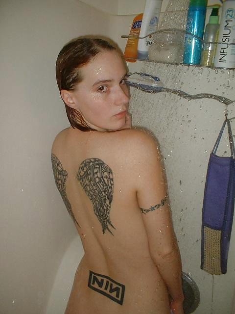 シャワーを浴びるタトゥーガール
 #12508215