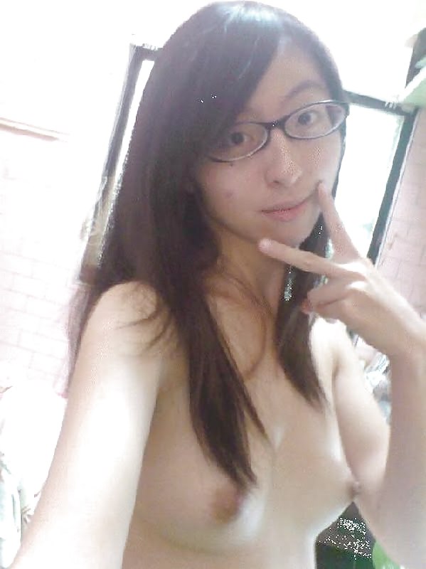 Geeky asian chick posando desnuda mientras estudia #9313597