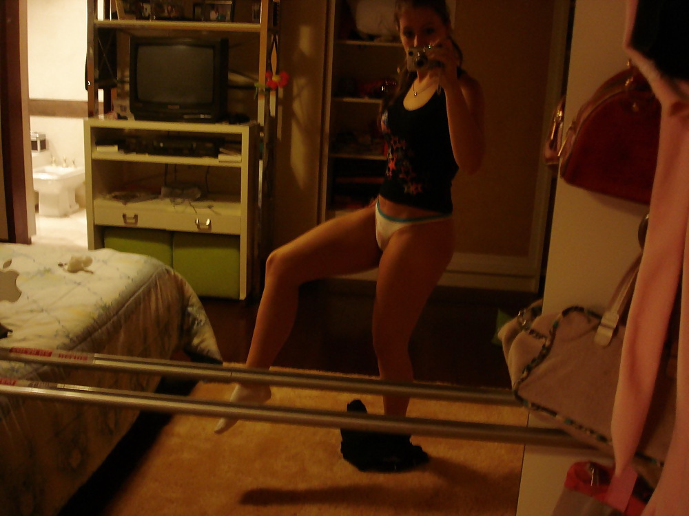 Hot Amateur Babe takes some Selfshots (UPDATE) #6359783