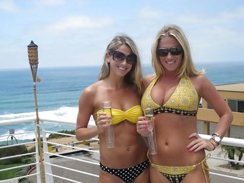 Hottie girls in bikinis! #8722237