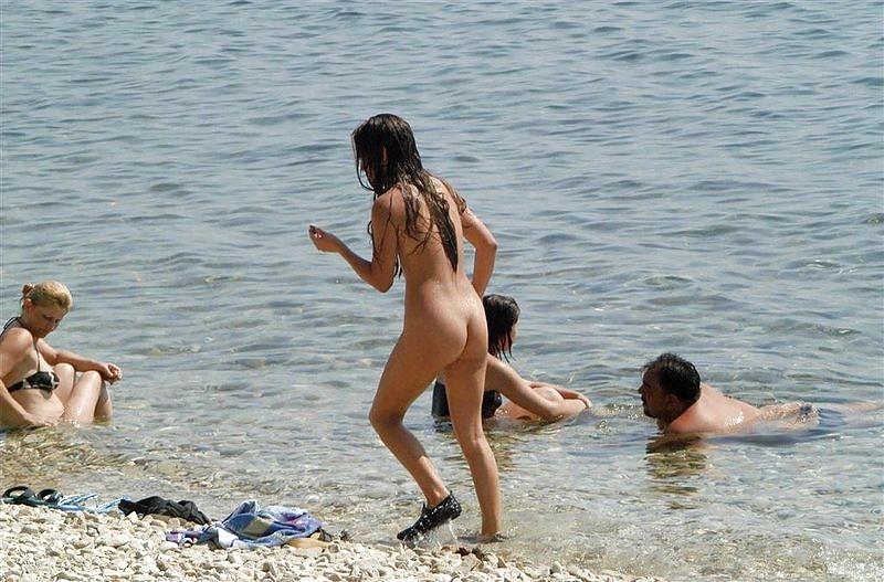 Jóvenes nudistas en la playa
 #734472