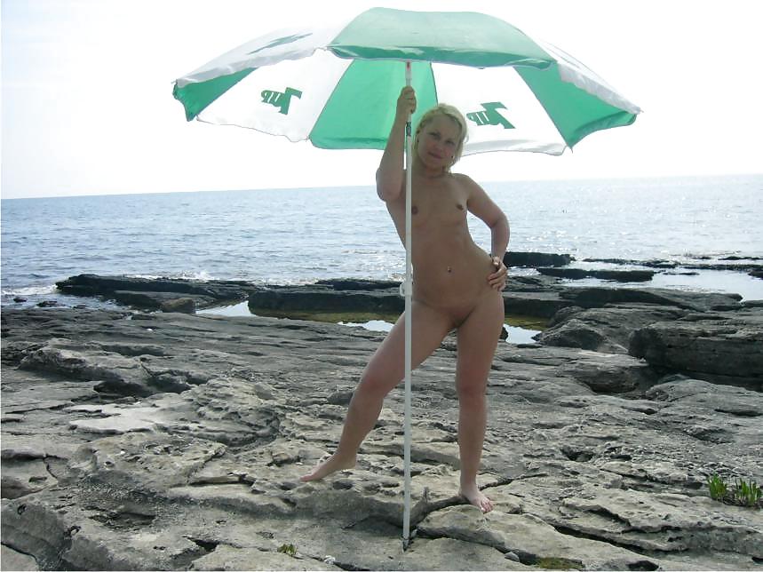 Jóvenes nudistas en la playa
 #734498