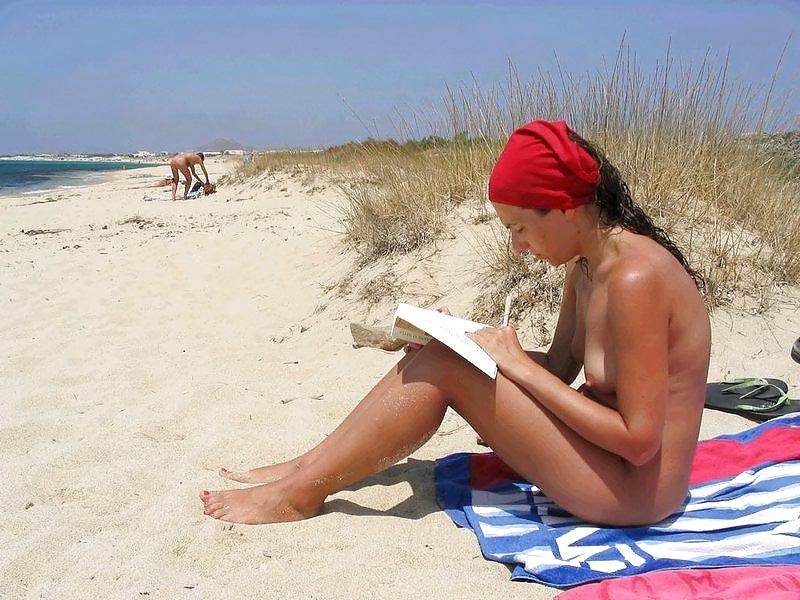 Jóvenes nudistas en la playa
 #734566