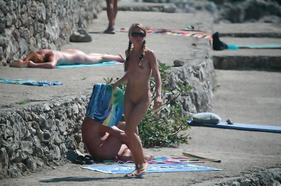 Jóvenes nudistas en la playa
 #734706