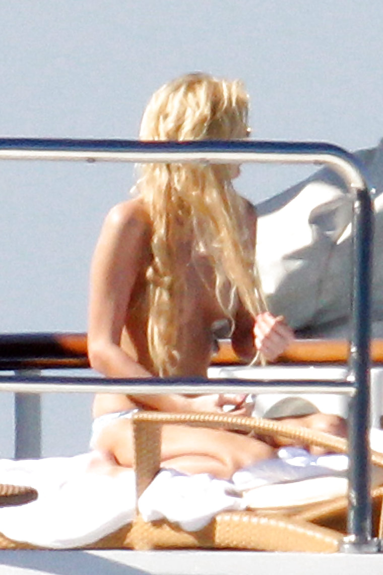 Paris Hilton Topless Candids  #2008955