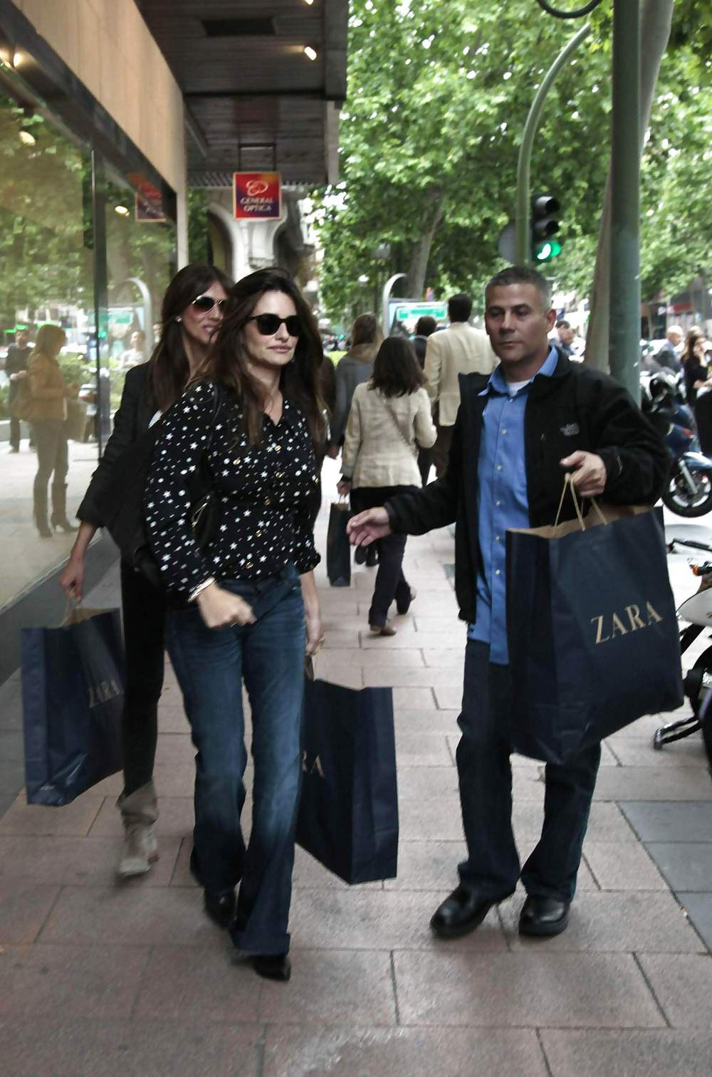 Penelope Cruz shopping with a friend in Madrid #3994392