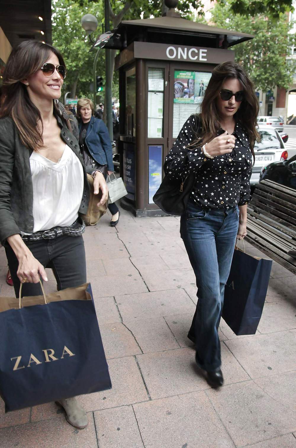 Penelope Cruz shopping with a friend in Madrid #3994429