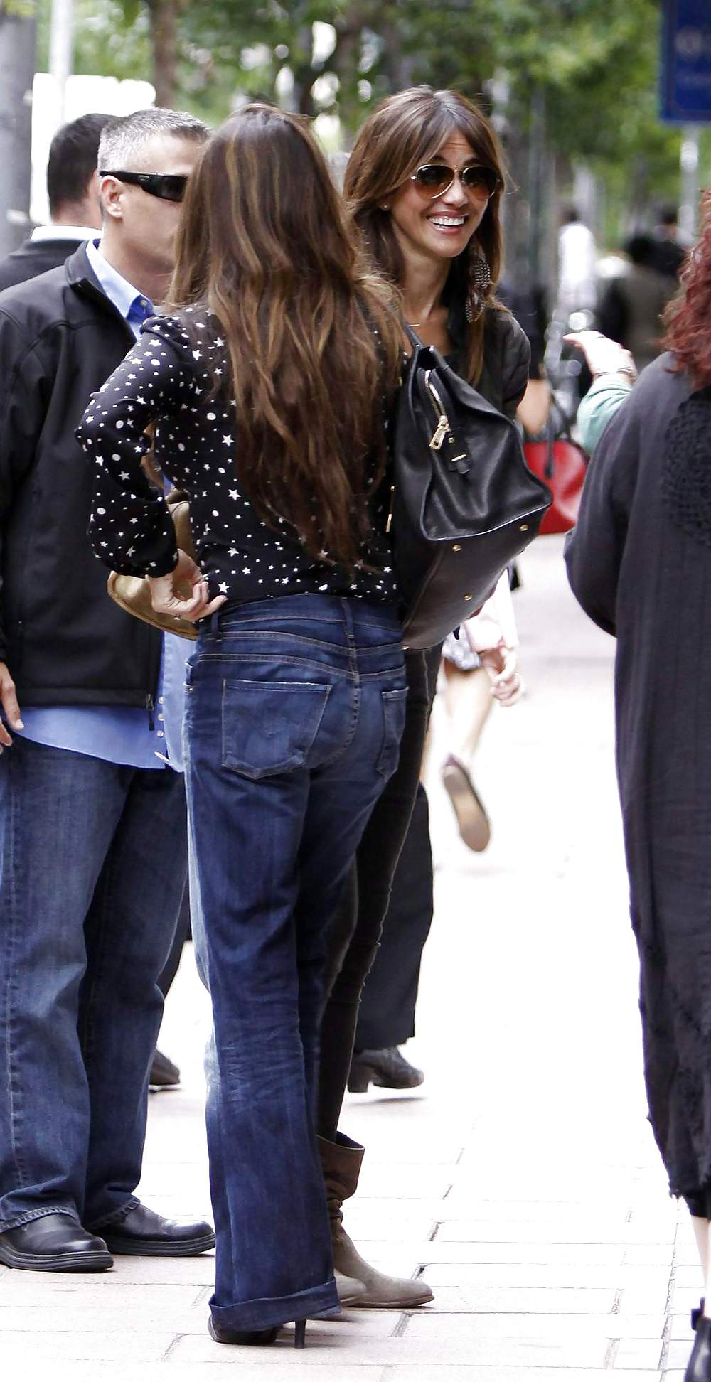 Penelope Cruz shopping with a friend in Madrid #3994444