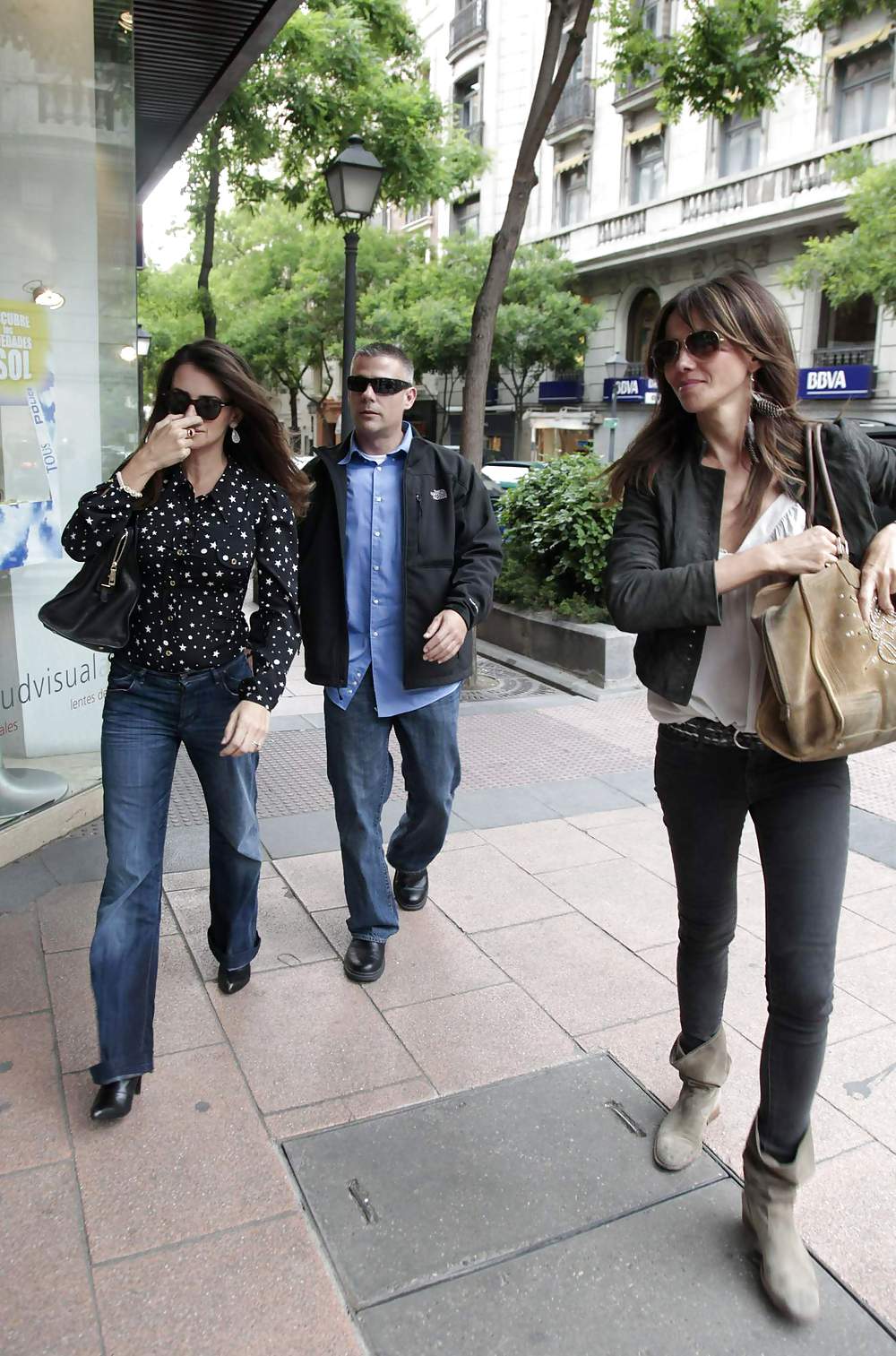 Penelope Cruz shopping with a friend in Madrid #3994454