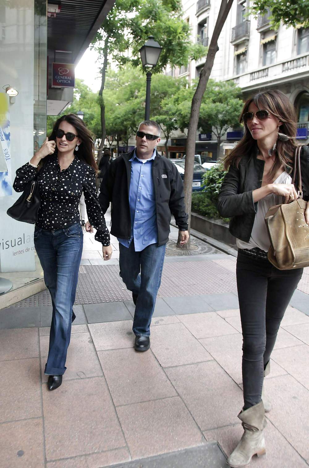 Penelope Cruz shopping with a friend in Madrid #3994516