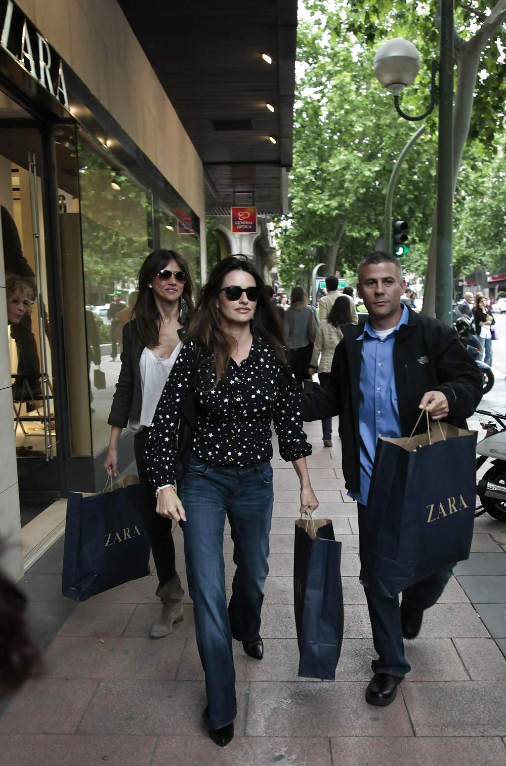 Penelope Cruz shopping with a friend in Madrid #3994525