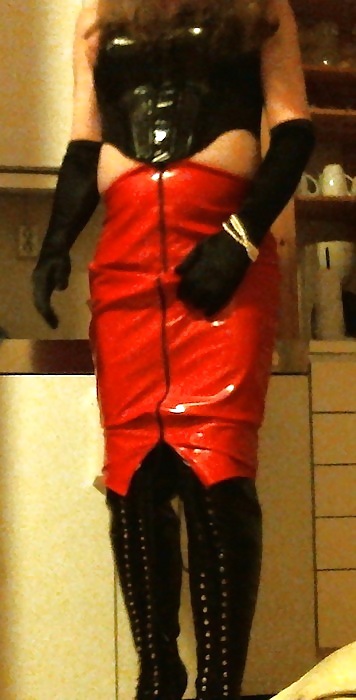 Me crossdressing en falda roja brillante y botas de encaje negro
 #22169545