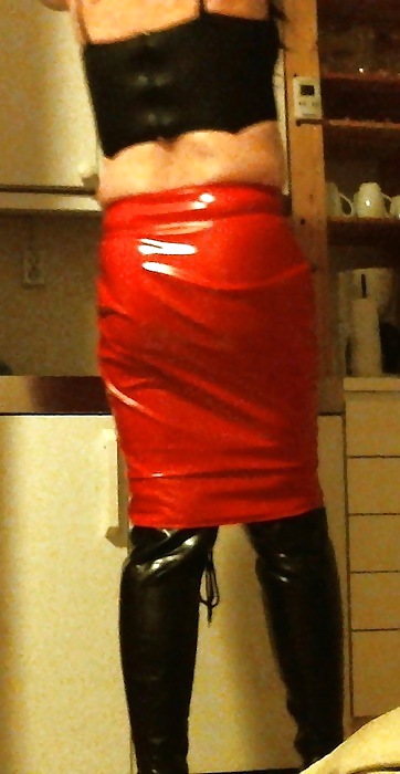 Me crossdressing en falda roja brillante y botas de encaje negro
 #22169549