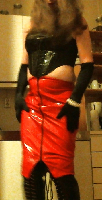 Me crossdressing en falda roja brillante y botas de encaje negro
 #22169554