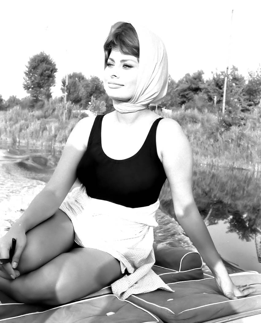 Sophia Loren - Sex Symbol Comparer Au-delà #12215625