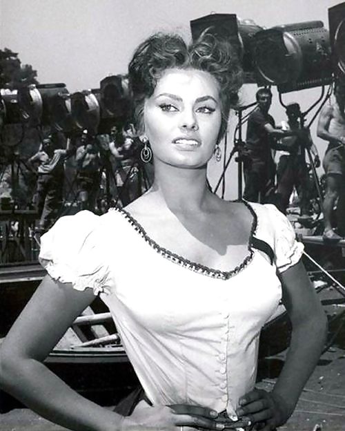 Sophia Loren - Sex Symbol Comparer Au-delà #12215644