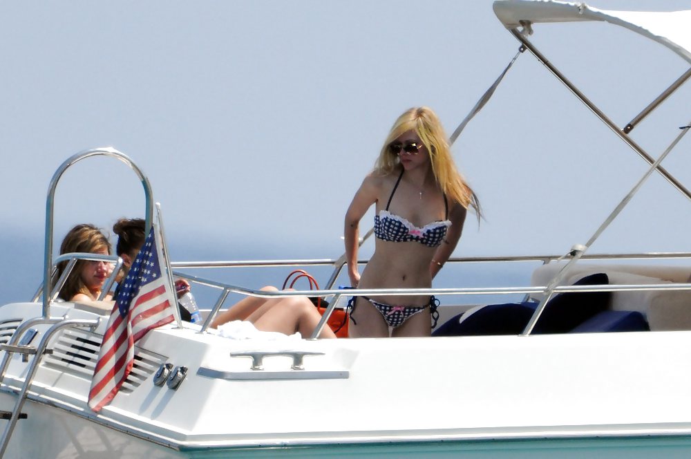 Avril Lavigne - Cul Sexy En Bikini Sexy #5367844