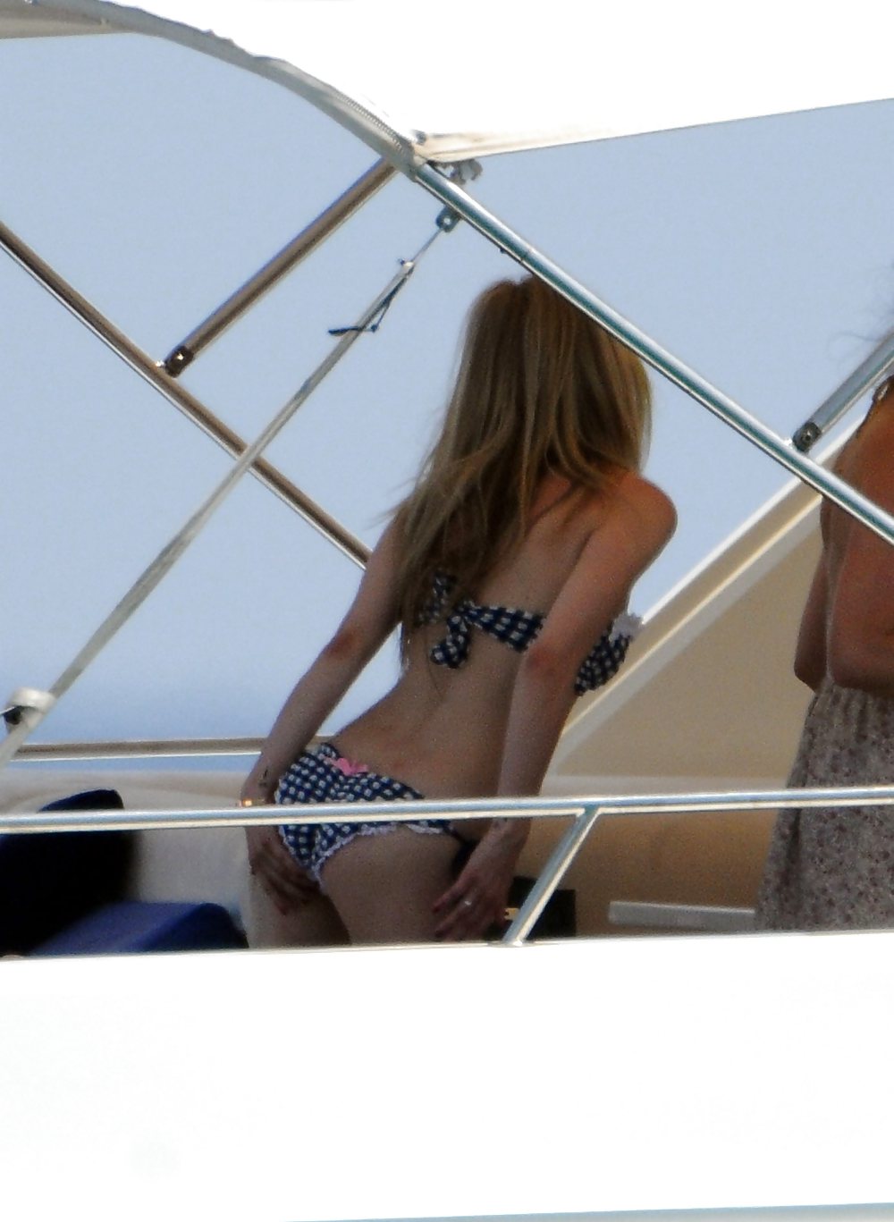 Avril Lavigne - Cul Sexy En Bikini Sexy #5367850