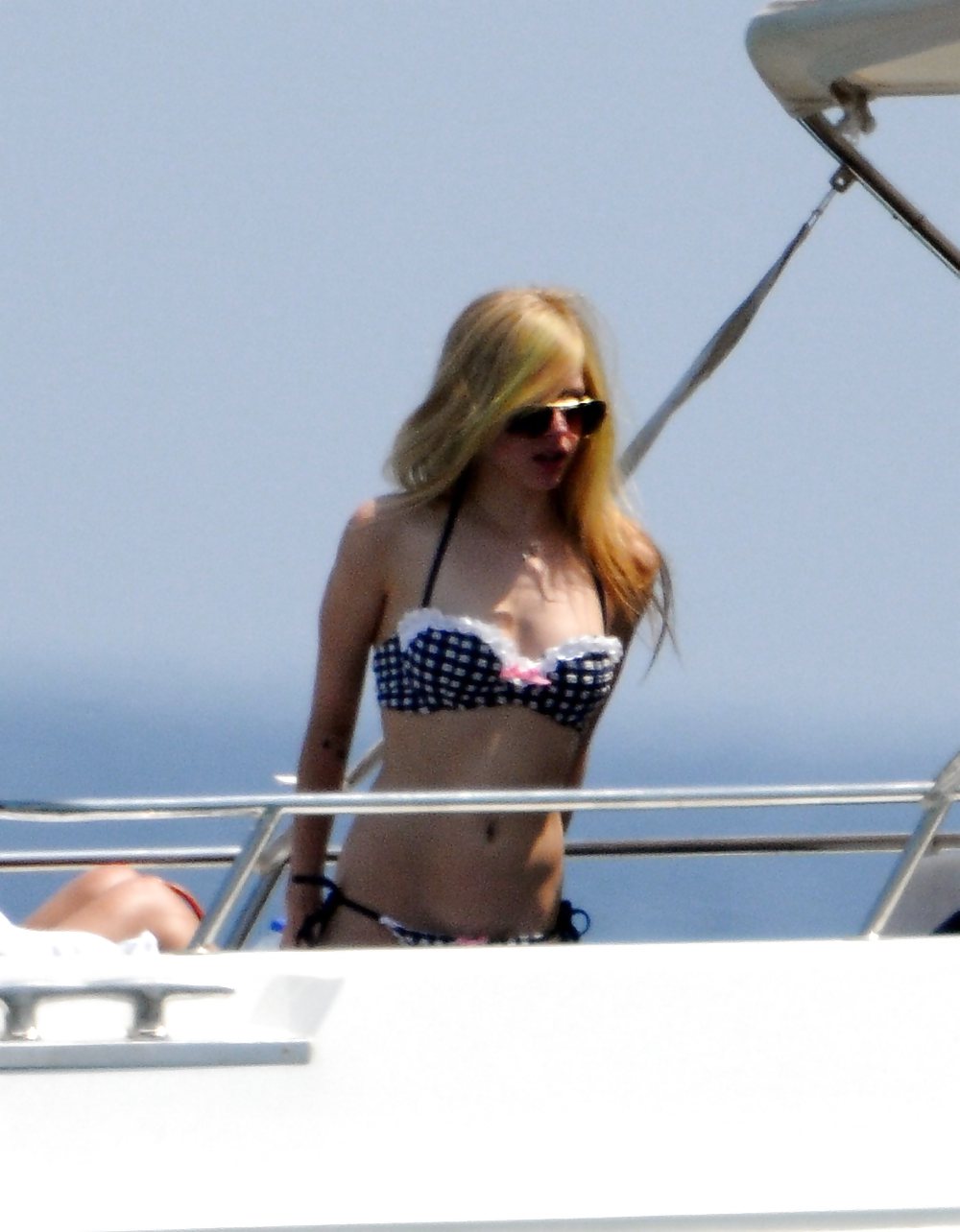 Avril lavigne - culo sexy in bikini sexy
 #5367872