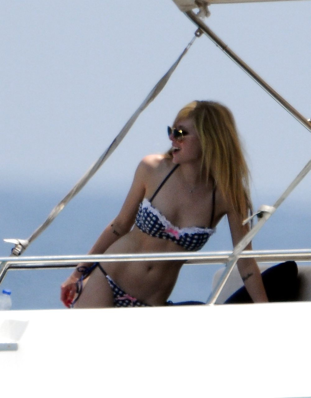 Avril Lavigne - Cul Sexy En Bikini Sexy #5367880