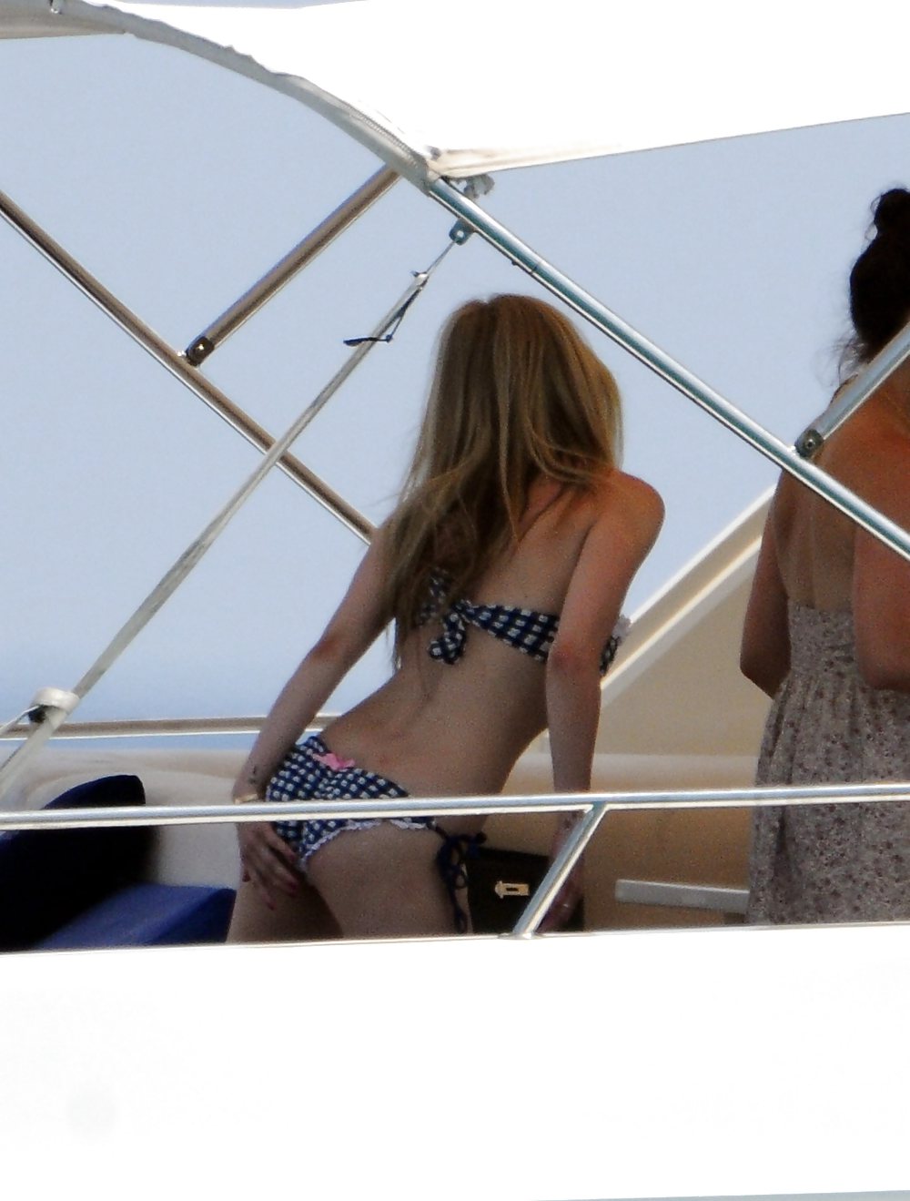 Avril Lavigne - Cul Sexy En Bikini Sexy #5367888