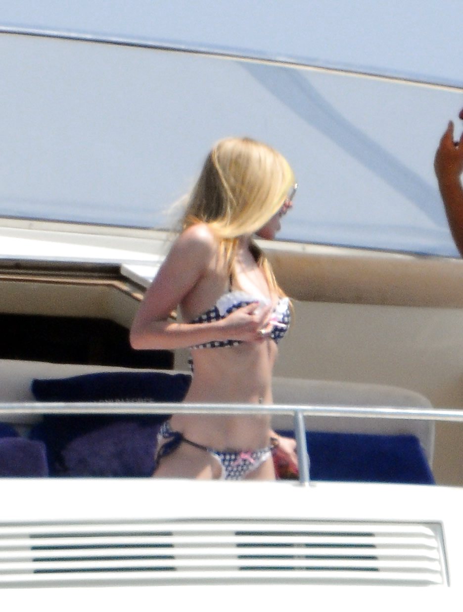 Avril Lavigne - Sexy Arsch In Sexy Bikini #5367912
