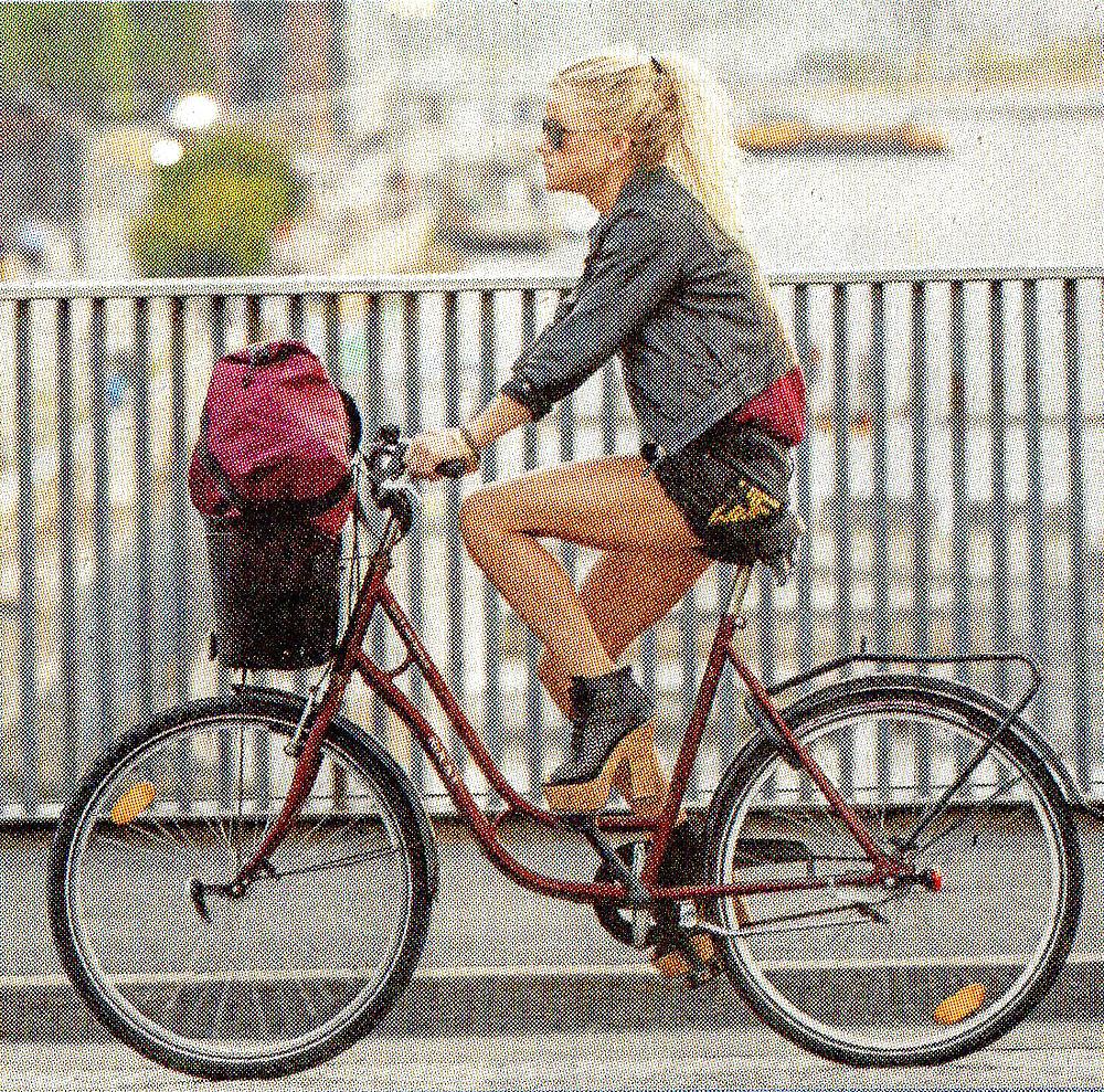 ハイヒールを履いて自転車に乗る女性たち 
 #11899930
