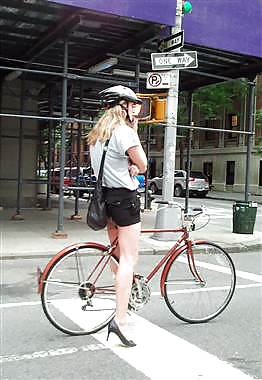 ハイヒールを履いて自転車に乗る女性たち 
 #11899942