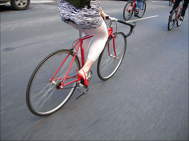 ハイヒールを履いて自転車に乗る女性たち 
 #11899956