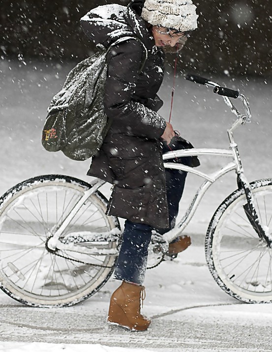 ハイヒールを履いて自転車に乗る女性たち 
 #11899993