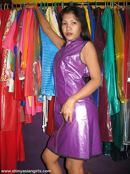 Chica asiática en brillante pvc-u-como vestido de pvc y bragas de pvc 
 #10834411