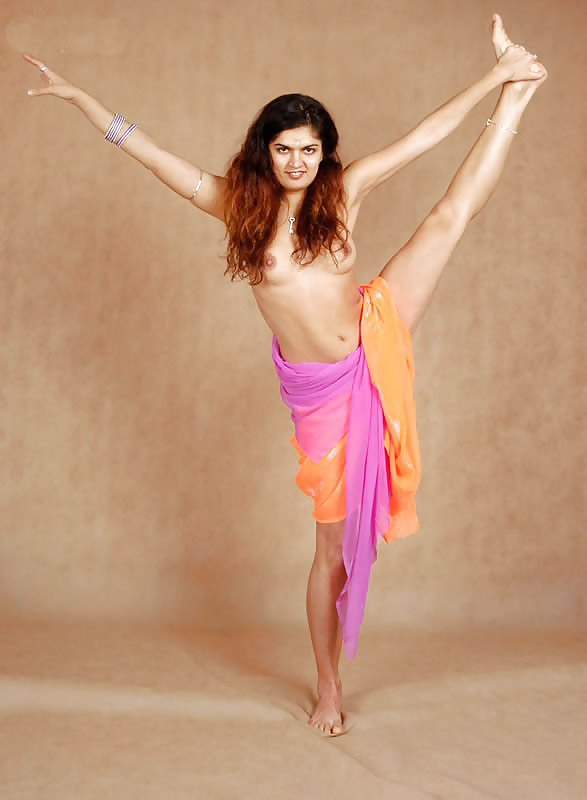 Ragazza calda indiana che fa yoga
 #8943608