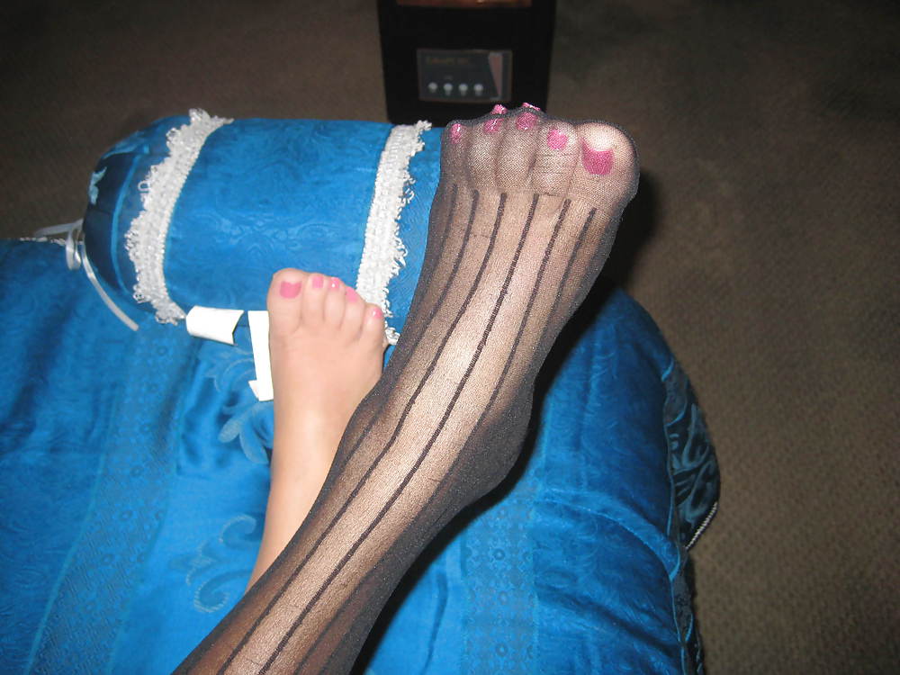 Sexy pies de nylon dedos de los pies
 #12424618
