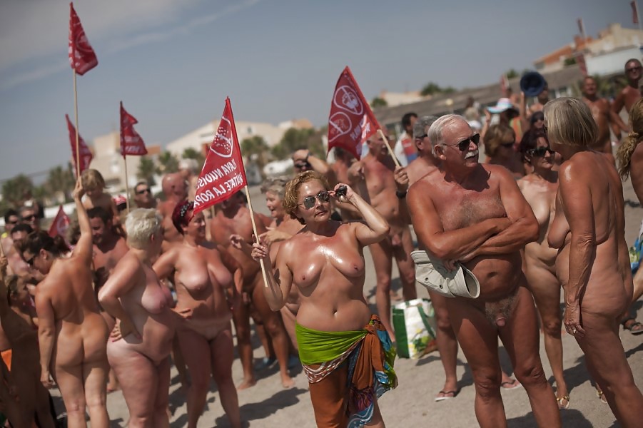 Bagni nudi in tutto il mondo
 #20674456