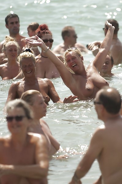 Bagni nudi in tutto il mondo
 #20674477