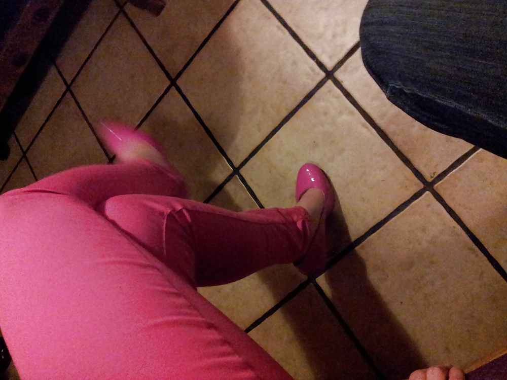 Moglie sexy pantaloni rosa mancanza di vernice tacchi lucidi pompe scarpe
 #17387654