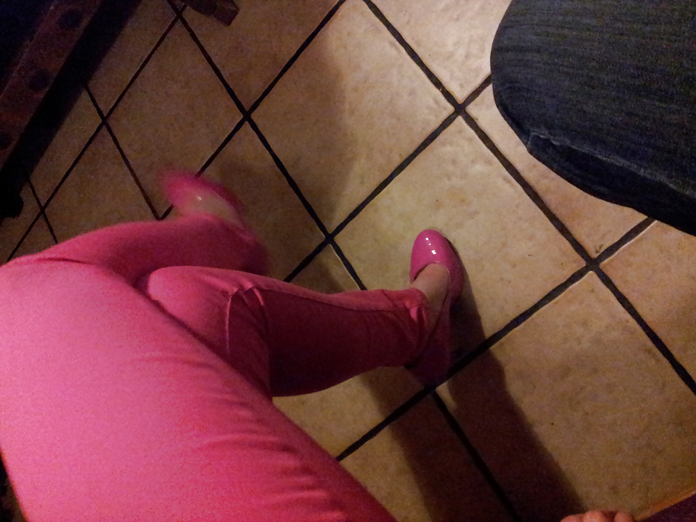Moglie sexy pantaloni rosa mancanza di vernice tacchi lucidi pompe scarpe
 #17387661