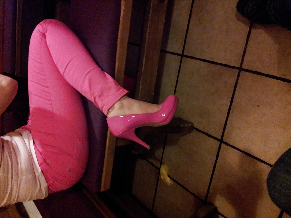 妻のセクシーなピンクのパンツは、特許の光沢のあるかかとのパンプスの靴を欠いている
 #17387673